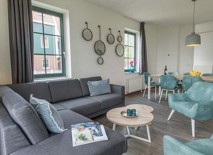 VO7B Comfort bungalow in Volendam, IJsselmeerkust, Noord-Holland met charmante gevels en ruime balkons, ideale vakantieaccommodatie.