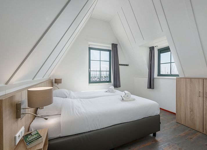 Lichte woonkamer van VO7B Comfort bungalow in Volendam, Noord-Holland, met uitzicht op de jachthaven aan de IJsselmeerkust.