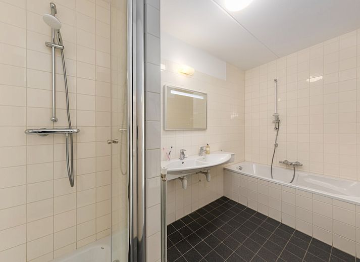 Lichte woonkamer van VO7B Comfort bungalow in Volendam, Noord-Holland, met uitzicht op de jachthaven aan de IJsselmeerkust.