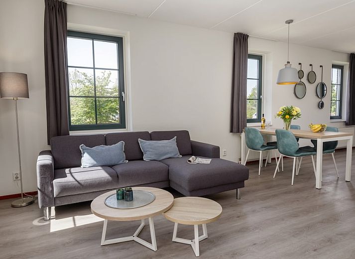 Cozy living room in VO4M Comfort bungalow, Volendam, overlooking terrace and plenty of natural light, ideal for a relaxing stay.