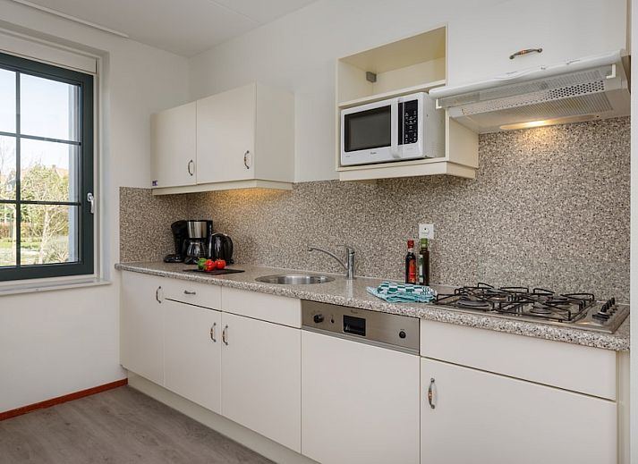 Cozy living room in VO4M Comfort bungalow, Volendam, overlooking terrace and plenty of natural light, ideal for a relaxing stay.