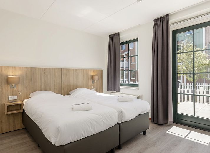 Stylish living room of VO4M Comfort bungalow in Volendam, IJsselmeer coast, North Holland with modern furnishings and sunny views.