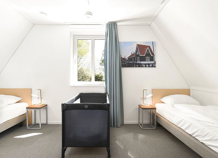 Eet- en zithoek in Volendam 6-persoons bungalow 6L1, ideaal voor een ontspannen vakantie in Noord-Holland.