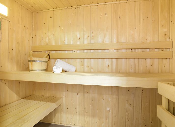 Eet- en zithoek in Volendam 6-persoons bungalow 6L1, ideaal voor een ontspannen vakantie in Noord-Holland.