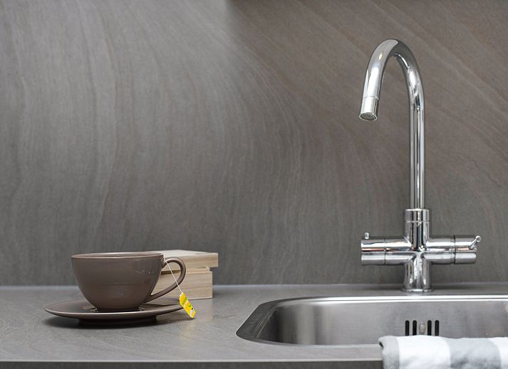 Knusse open haard in de woonkamer van Volendam 6-persoons bungalow 6L1 aan de IJsselmeerkust.