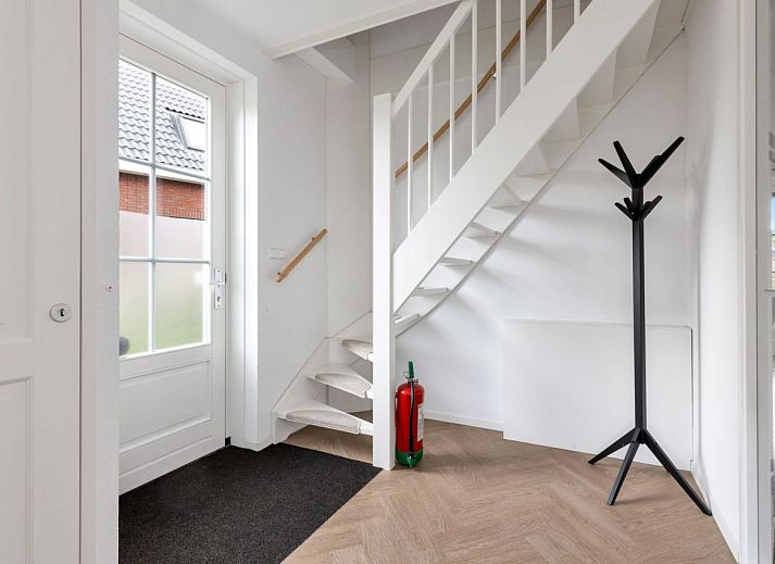 Genieen Sie die Aussicht auf das Wasser in dem freistehenden Haus in Medemblik, einem Ferienhaus an der Kste des IJsselmeers in Nordholland.