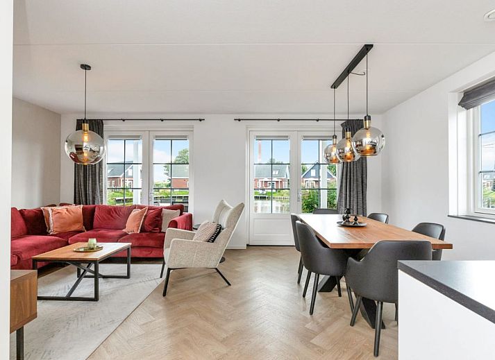 Gerumige Veranda in einem freistehenden Haus in Medemblik, ideal fr Entspannung in einem Ferienhaus an der IJsselmeerkste, Nordholland.