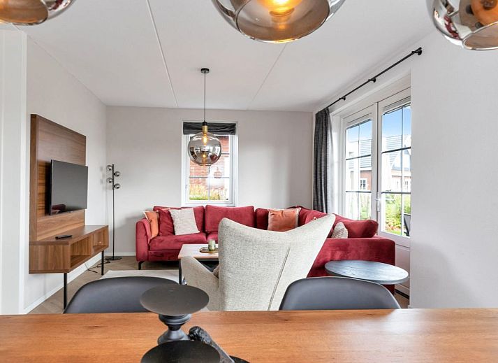 Gerumige Veranda in einem freistehenden Haus in Medemblik, ideal fr Entspannung in einem Ferienhaus an der IJsselmeerkste, Nordholland.