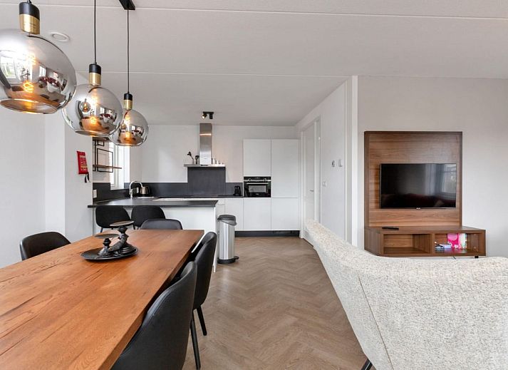 Gerumige Veranda in einem freistehenden Haus in Medemblik, ideal fr Entspannung in einem Ferienhaus an der IJsselmeerkste, Nordholland.