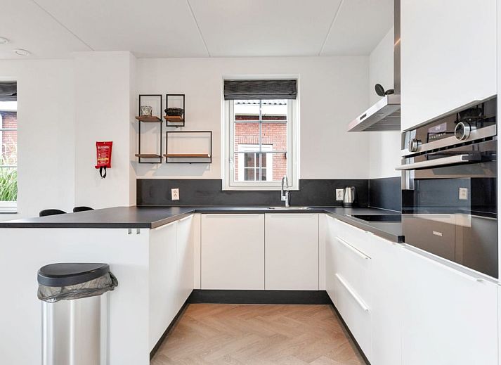 Gerumige Veranda in einem freistehenden Haus in Medemblik, ideal fr Entspannung in einem Ferienhaus an der IJsselmeerkste, Nordholland.