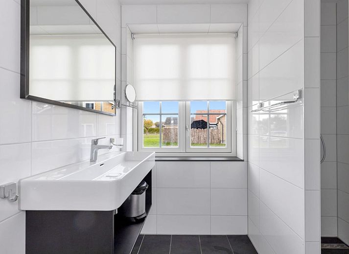 Vorderansicht des Einfamilienhauses in Medemblik, ein komfortables Ferienhaus an der IJsselmeerkste, Nordholland.