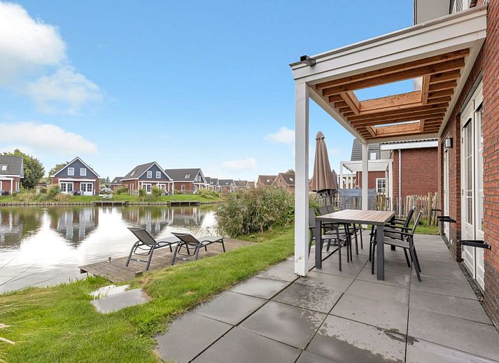 Vorderansicht des Einfamilienhauses in Medemblik, ein komfortables Ferienhaus an der IJsselmeerkste, Nordholland.