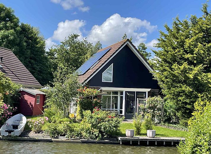 Charmantes Ferienhaus NH251 in Medemblik, IJsselmeerkueste, Nordholland, umgeben von viel Gruen.