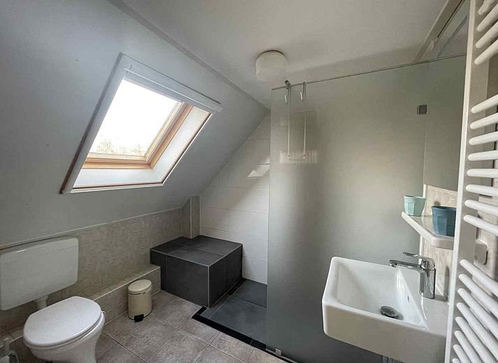 Charmantes Ferienhaus NH251 in Medemblik, IJsselmeerkueste, Nordholland, umgeben von viel Gruen.