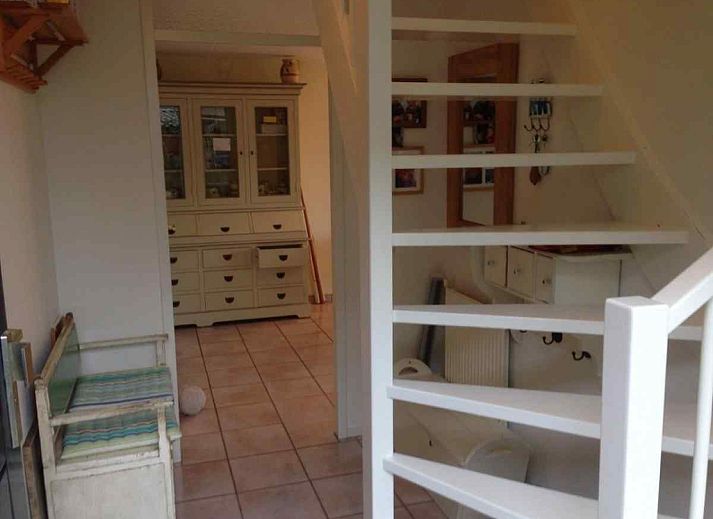 Rustikaler Garten- und Wasserblick vom Ferienhaus NH251 in Medemblik, Nordholland.