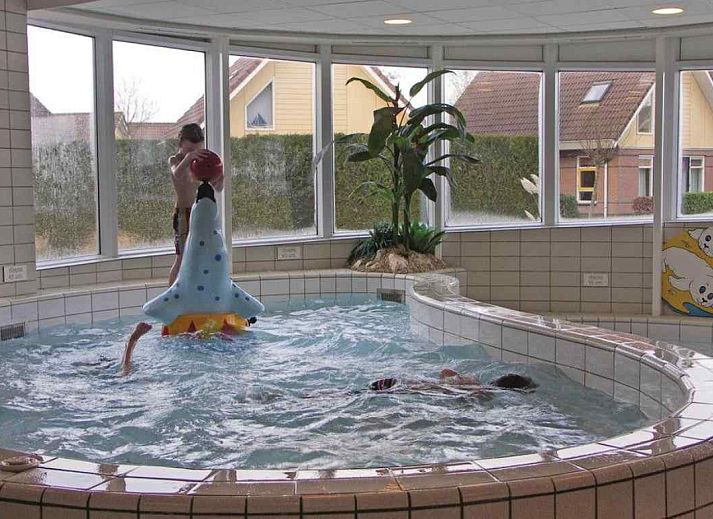 Rustikaler Garten- und Wasserblick vom Ferienhaus NH251 in Medemblik, Nordholland.