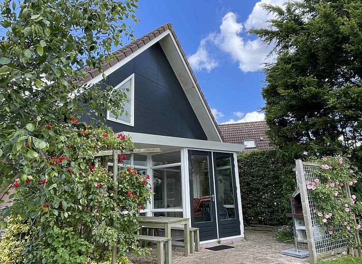 Rustikaler Garten- und Wasserblick vom Ferienhaus NH251 in Medemblik, Nordholland.