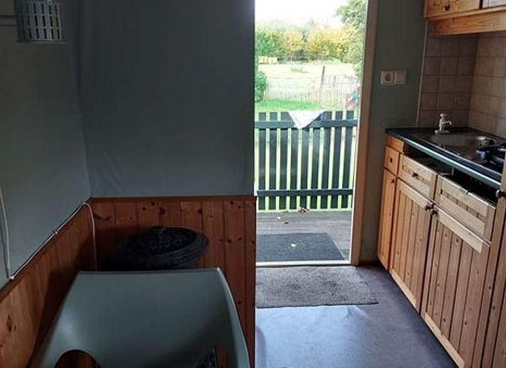 Rustieke woonwagen bij Vakantiehuis in Medemblik met groene omgeving, ideaal voor een ontspannen verblijf aan de IJsselmeerkust in Noord-Holland.