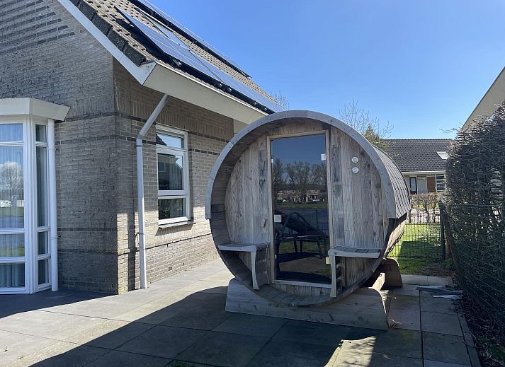 Geniet van luxe ontspanning bij Dijkhuis Wellness 6, een vakantiehuis in Medemblik, IJsselmeerkust, met prive sauna en zonnig terras.