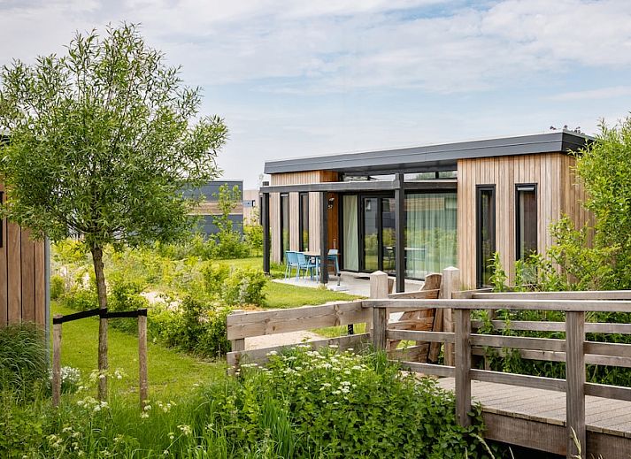 Lodge 4C in Wijdenes, Nordholland, bietet ein ruhiges Ferienerlebnis mit einer schoenen Terrasse und gruener Umgebung an der IJsselmeerkueste.
