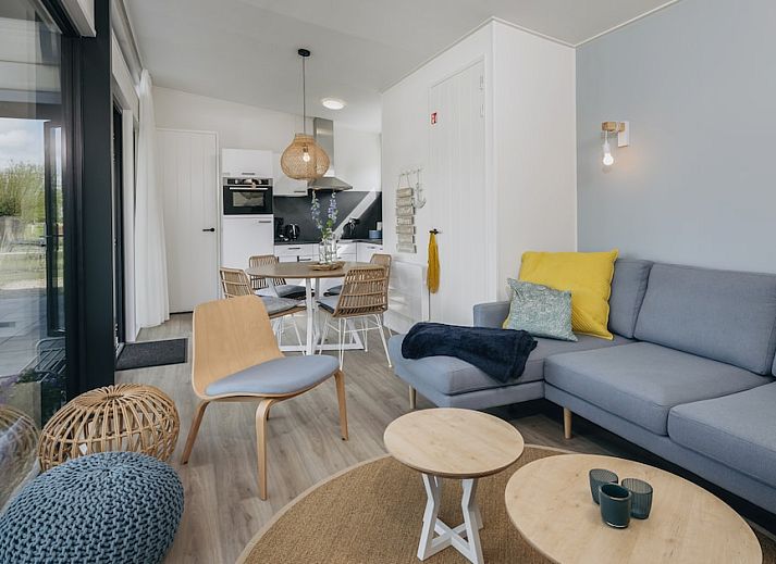 Lodge 4C in Wijdenes, Nordholland, bietet ein ruhiges Ferienerlebnis mit einer schoenen Terrasse und gruener Umgebung an der IJsselmeerkueste.