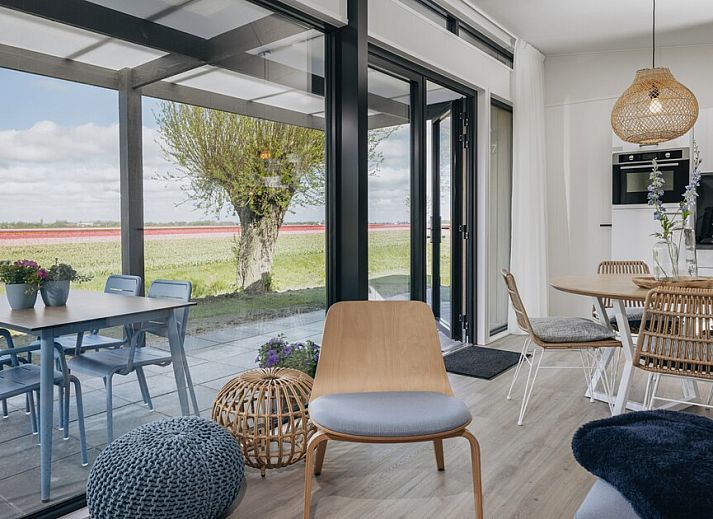 Lodge 4C in Wijdenes, Nordholland, bietet ein ruhiges Ferienerlebnis mit einer schoenen Terrasse und gruener Umgebung an der IJsselmeerkueste.