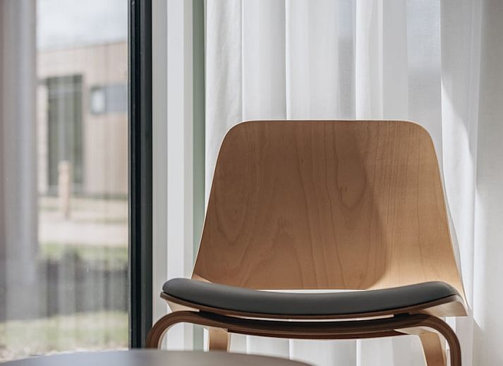 Lodge 4C in Wijdenes, Nordholland, bietet ein ruhiges Ferienerlebnis mit einer schoenen Terrasse und gruener Umgebung an der IJsselmeerkueste.