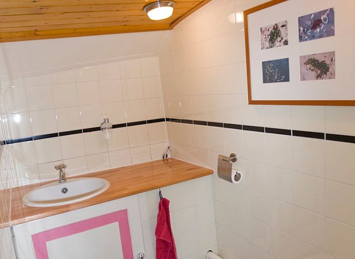 Huisje in Muiden, vakantieverblijf in Noord-Holland met uitzicht op Muiderslot en aangemeerde boten.