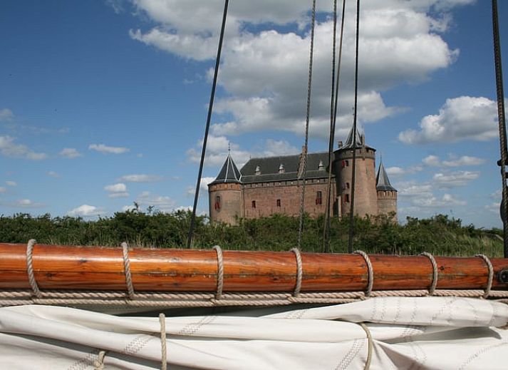 Huisje in Muiden, vakantieverblijf in Noord-Holland met uitzicht op Muiderslot en aangemeerde boten.