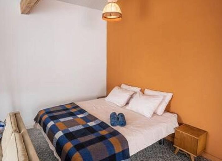 Heller Eingang zum Ferienhaus in Hem, Nordholland mit Blick auf den Garten.