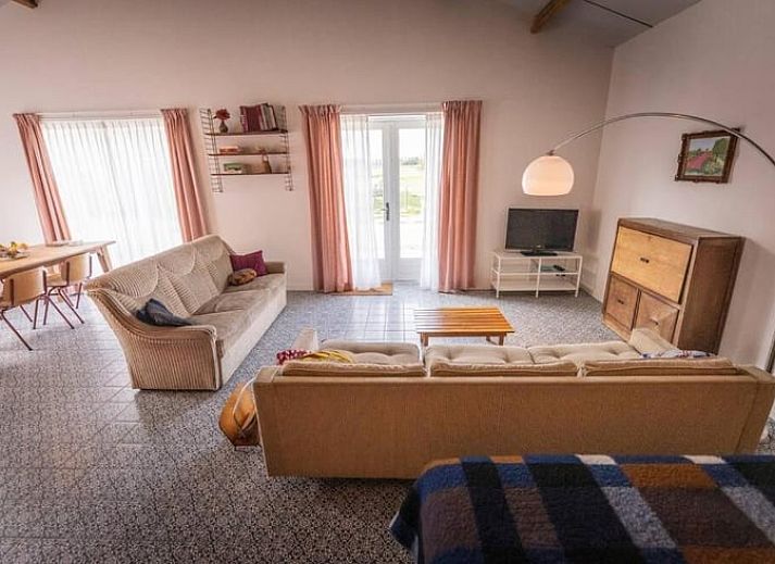 Heller Eingang zum Ferienhaus in Hem, Nordholland mit Blick auf den Garten.