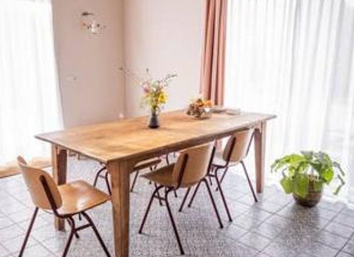 Heller Eingang zum Ferienhaus in Hem, Nordholland mit Blick auf den Garten.