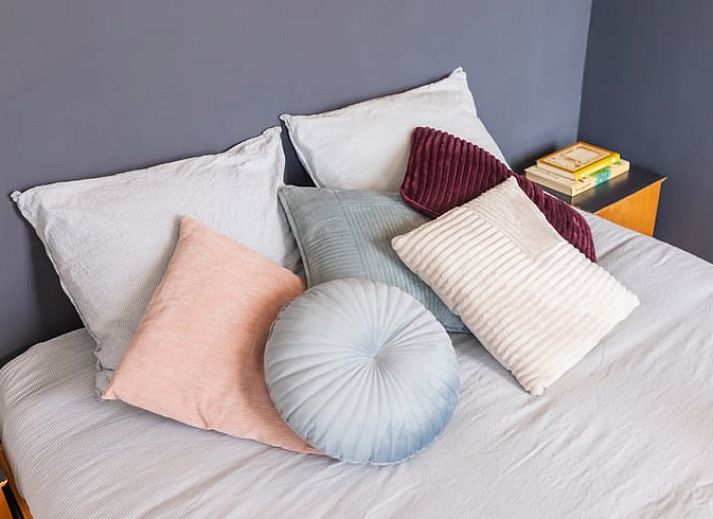 Ruime slaapkamer in Huisje in Hem, vakantiehuis in Hem, IJsselmeerkust met openslaande deuren naar de tuin.