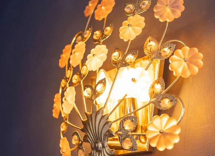 Comfortabel bed in Huisje in Hem, vakantiehuis in Hem, Noord-Holland met zachte kussens en sfeervolle verlichting.