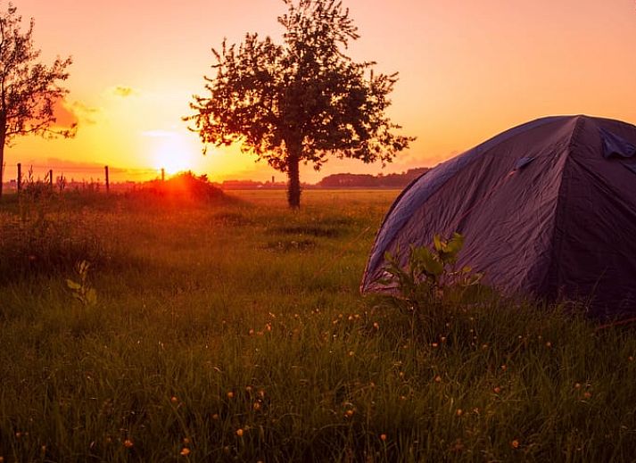 Stijlvolle badkamer in Huisje in Hem, vakantiehuis in Hem, Noord-Holland met moderne wastafel en spiegel.