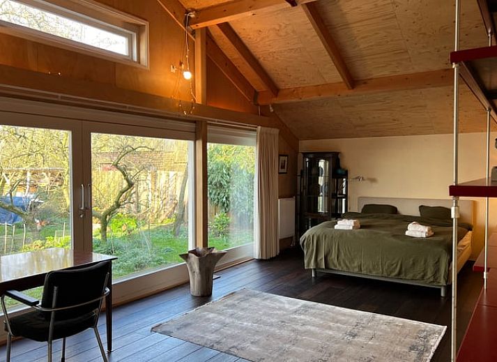 Rustiek uitzicht op het meer bij Vakantiehuis in Monnickendam, omgeven door natuur in IJsselmeerkust.