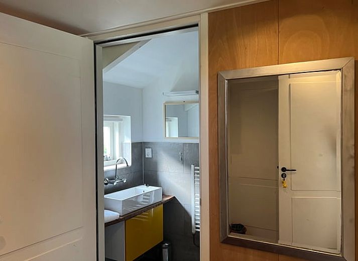 Rustiek uitzicht op het meer bij Vakantiehuis in Monnickendam, omgeven door natuur in IJsselmeerkust.