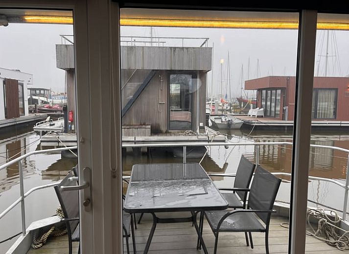 Ferienhaus in Monnickendam mit moderner Veranda an der IJsselmeerkueste in Nordholland.