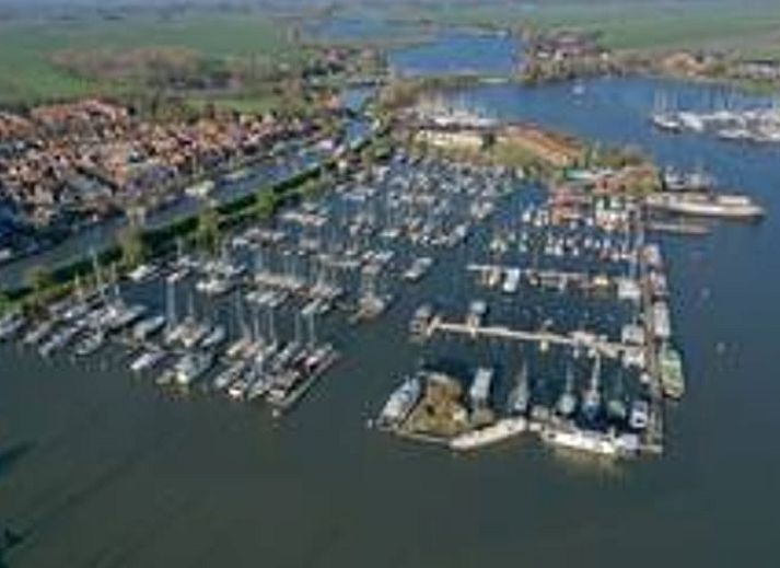 Ferienhaus in Monnickendam mit moderner Veranda an der IJsselmeerkueste in Nordholland.