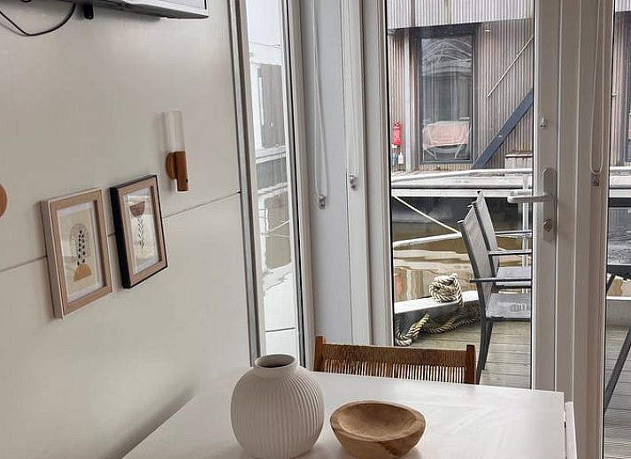 Ferienhaus in Monnickendam mit moderner Veranda an der IJsselmeerkueste in Nordholland.