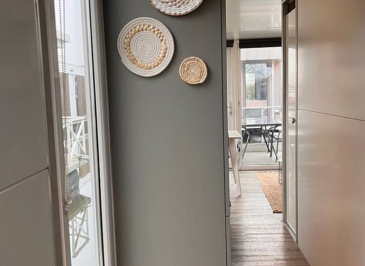 Blick von der Terrasse des Ferienhauses in Monnickendam, das an der ruhigen IJsselmeerkueste liegt.