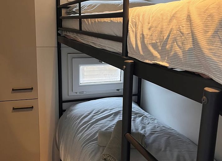 Luftaufnahme des Hafens beim Ferienhaus in Monnickendam an der IJsselmeerkueste, Nordholland.