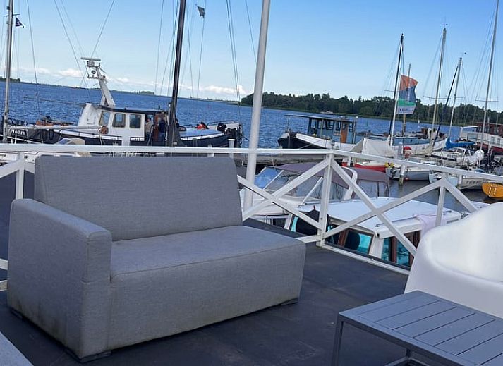 Luftaufnahme des Hafens beim Ferienhaus in Monnickendam an der IJsselmeerkueste, Nordholland.