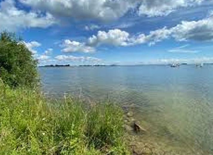 Heller Essbereich im Ferienhaus in Monnickendam mit Blick auf den Hafen und die IJsselmeerkueste.