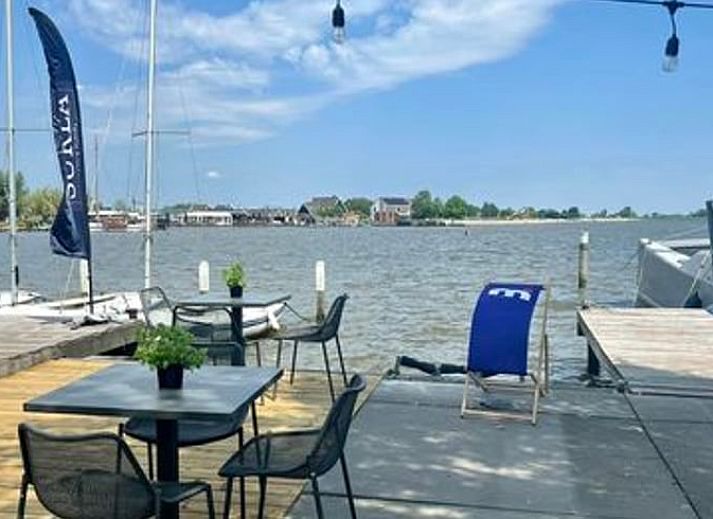 Heller Essbereich im Ferienhaus in Monnickendam mit Blick auf den Hafen und die IJsselmeerkueste.