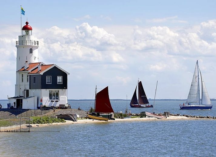 Heller Essbereich im Ferienhaus in Monnickendam mit Blick auf den Hafen und die IJsselmeerkueste.