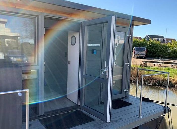 Geniessen Sie die Aussicht auf das Wasser im Ferienhaus in Monnickendam, einem einzigartigen Ferienhaus an der IJsselmeerkueste in Nordholland.