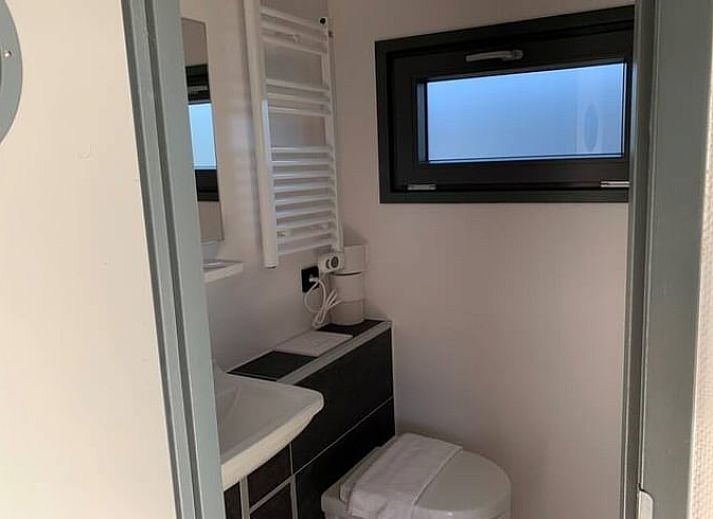 Geniessen Sie die Aussicht auf das Wasser im Ferienhaus in Monnickendam, einem einzigartigen Ferienhaus an der IJsselmeerkueste in Nordholland.