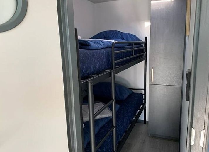 Stilvoll eingerichtetes Wohnzimmer im Ferienhaus in Monnickendam, ideal fuer einen erholsamen Aufenthalt an der IJsselmeerkueste, Nordholland.