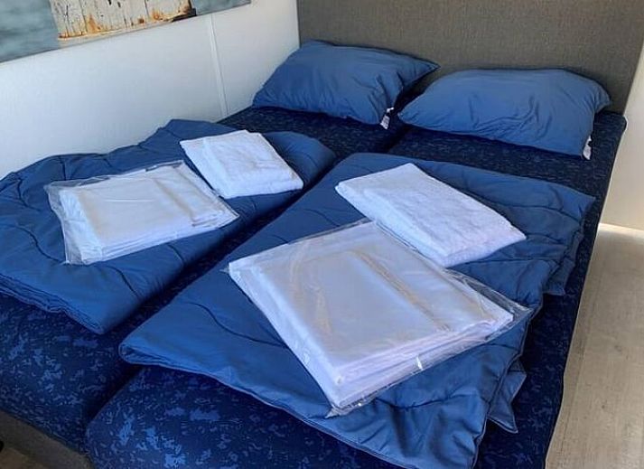 Stilvoll eingerichtetes Wohnzimmer im Ferienhaus in Monnickendam, ideal fuer einen erholsamen Aufenthalt an der IJsselmeerkueste, Nordholland.